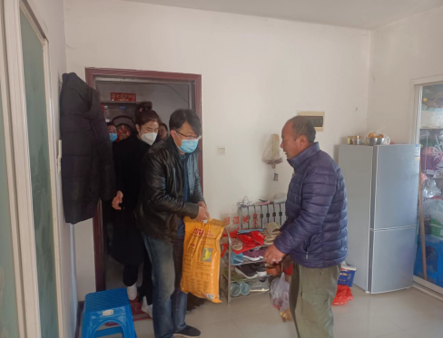 基金公司党支部组织党员深刻社区 发展服务人民活动